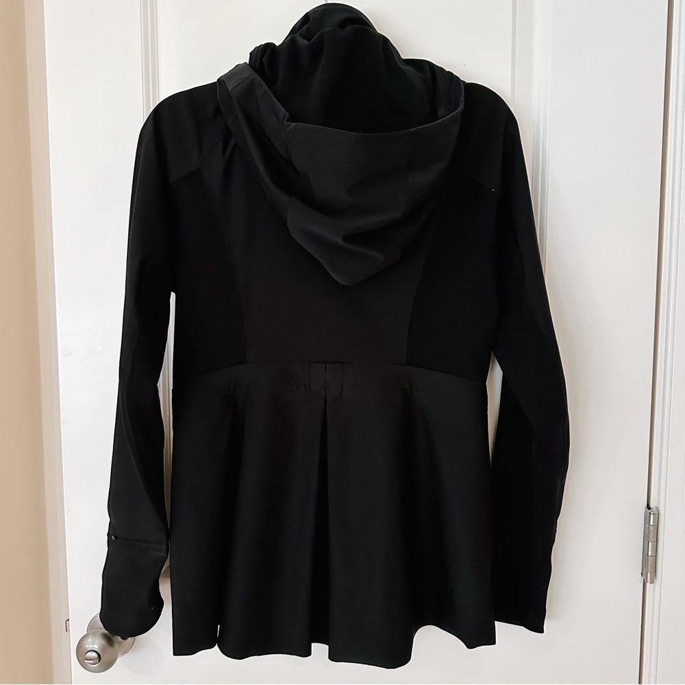 Lululemon athletica pleated (in back) water repellent jacket size 8